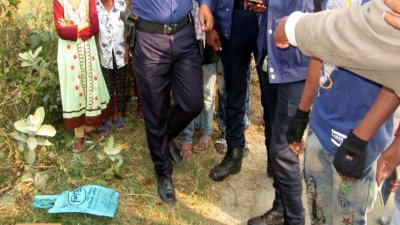 খুঁটির সঙ্গে ঝুলানো একটি শপিং ব্যাগ থেকে এক নবজাতকের লাশ উদ্ধার করেছে পুলিশ