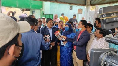 সাংবাদিকদের সঙ্গে কথা বলছেন ড. কামাল উদ্দিন আহমেদ