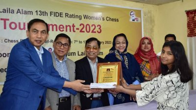 ক্রেস্ট নিচ্ছেন রেটিং দাবা চ্যাম্পিয়ন খুশবু।