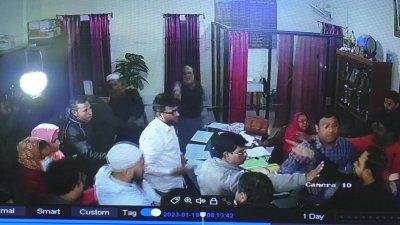 শিক্ষকের ওপর চড়াও হন বিএনপি নেতা, সিসি ক্যামেরার ফুটেজ থেকে নেওয়া ছবি