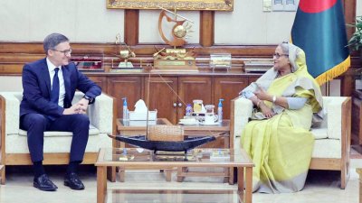 গণভবনে প্রধানমন্ত্রী শেখ হাসিনার সঙ্গে সাক্ষাৎ করেন যুক্তরাষ্ট্রের পররাষ্ট্র দফতরের কাউন্সেলর ডেরেক শোলে (ছবি: ফোকাস বাংলা)