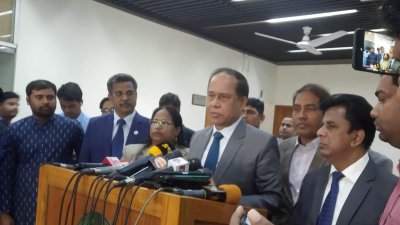 নির্বাচন কমিশনে সাংবাদিকদের ব্রিফ করেন প্রধান নির্বাচন কমিশনার (সিইসি) কাজী হাবিবুল আউয়াল