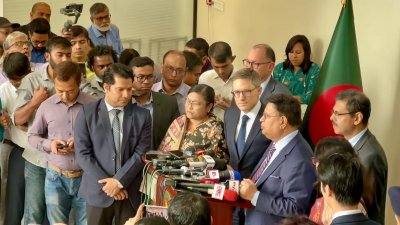 পররাষ্ট্র মন্ত্রণালয়ে সাংবাদিকদের সঙ্গে কথা বলছেন ডেরেক শোলে