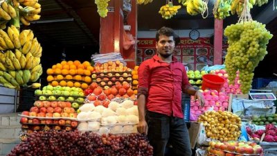 রাজধানীর কাঁঠালবাগান এলাকায় ফলের ব্যবসায়ী রিয়াজ। ছবি: সালমান তারেক শাকিল