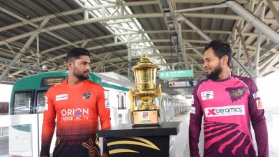ট্রফির পাশে দুই দলের দুই প্রতিনিধি।