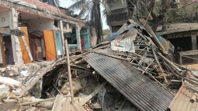 ভেঙে পড়া ঘর