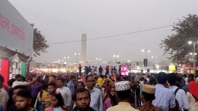 বইমেলায় উপচে পড়া ভিড়। ছবি: বাংলা ট্রিবিউন