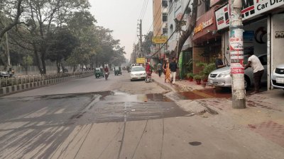 গাড়ি ধোয়ার পানি সড়কে, দুর্ভোগে যাতায়াতকারীরা