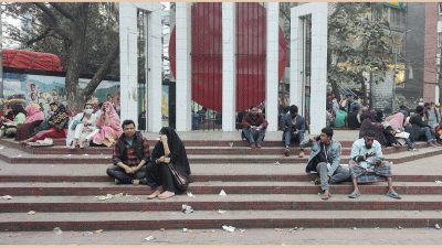 জুতা পায়ে শহীদ মিনারে আড্ডা চলে খুব, জমে ময়লার স্তূপ