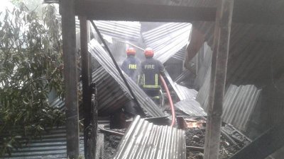 আগুনে পোড়া ঘর