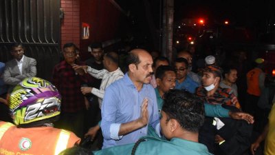 ব্রিফিং করেছেন মেয়র আতিকুল ইসলাম