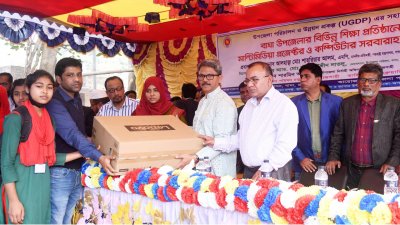 অনুষ্ঠানে বিভিন্ন শিক্ষাপ্রতিষ্ঠানে মাল্টিমিডিয়া প্রজেক্টর ও কম্পিউটার বিতরণ করেন পররাষ্ট্র প্রতিমন্ত্রী শাহরিয়ার আলম