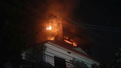 গুলশানে আগুন: আতঙ্কে লাফিয়ে পড়েছেন ৪ জন