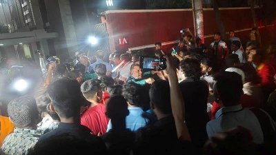 ঘটনাস্থলে উদ্ধারকারীরা