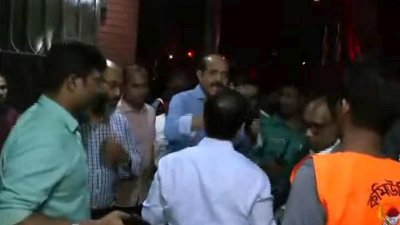 ঘটনাস্থলে এসে কাজ করছেন মেয়র আতিকুল ইসলাম
