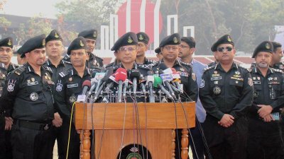 বক্তব্য রাখছেন র‌্যাবের ডিজি এম খুরশিদ হোসেন