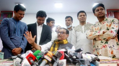 বাংলা একাডেমি প্রাঙ্গণে অমর একুশে বইমেলায় বাংলাদেশ ছাত্রলীগের বইয়ের স্টল পরিদর্শন করেন ওবায়দুল কাদের (ছবি: ফোকাস বাংলা)