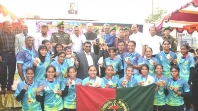 বিজয়ীদের সঙ্গে অতিথিরা