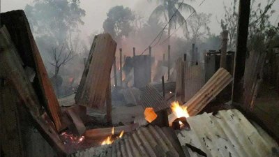 প্রতিপক্ষের পাঁচ বাড়িতে অগ্নিসংযোগ করা হয়