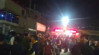 সিলেটে  শিক্ষার্থী ও ব্যবসায়ীদের মধ্যে সংঘর্ষ হয়
