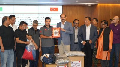 টার্কিশ কো-অপারেশন অ্যান্ড কো-অর্ডিনেশন এজেন্সির প্রতিনিধির কাছে সহায়তার পণ্যসামগ্রী তুলে দেন ডিএনসিসি মেয়র মো. আতিকুল ইসলাম