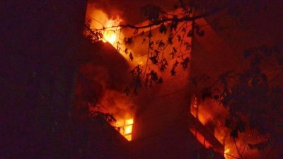 গুলশানে আগুন লাগা ভবনটি এখনও ‘ঝুঁকিমুক্ত’ নয়