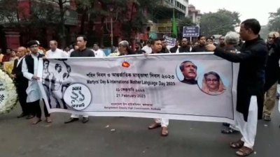বাংলাদেশ গ্রন্থাগার ও তথ্য কেন্দ্রর সামনে থেকে প্রভাতফেরি বের হয়। ছবি: রক্তিম দাশ