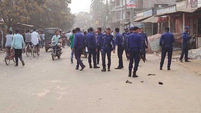 সংঘর্ষের পর ঘটনাস্থলে পুলিশ