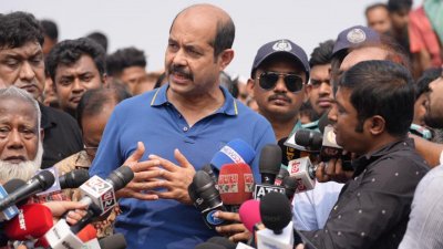 সাংবাদিকদের সঙ্গে কথা বলছেন মেয়র আতিক