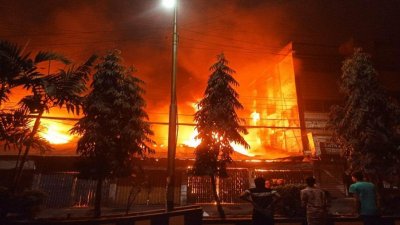 আগুনে পুড়েছে চট্টগ্রাম সমবায় মার্কেটের আট দোকান