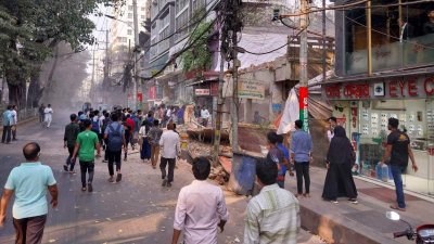 দেয়াল ধসে পড়লো পথচারীর ওপর