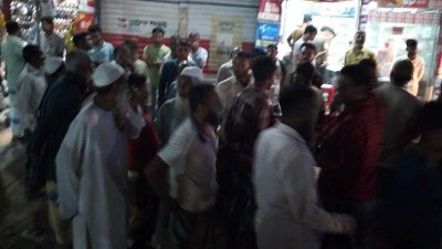 দোকানের সামনে উপস্থিত হওয়া মানুষ