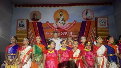 শিশু শিল্পীদের সঙ্গে তথ্য ও সম্প্রচারমন্ত্রী হাছান মাহমুদ