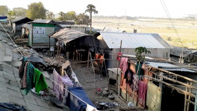 ব্রহ্মপুত্রের থানাঘাট এলাকায় বেড়িবাঁধের দুই পাশের জায়গা দখল করে দুই শতাধিক বাড়িঘর ও দোকানপাট তৈরি