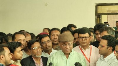 সাংবাদিকদের প্রশ্নের জবাব দিচ্ছেন ড. হাছান মাহমুদ