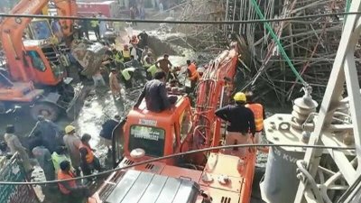 ইসলামাবাদের নির্মাণাধীন ফ্লাইওভারের পিলার ধসে পড়ে। ছবি: ডননিউজটিভি