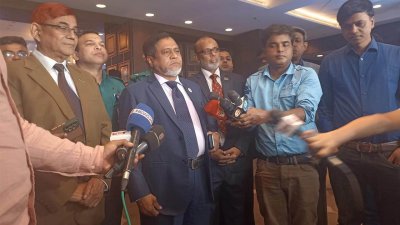 সাংবাদিকদের সঙ্গে কথা বলছেন সড়ক পরিবহন ও মহাসড়ক বিভাগের সচিব বি এম আমিন উল্লাহ নুরী