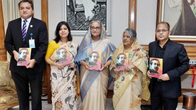 ‘বঙ্গবন্ধু ভালোবাসার অপর নাম’ শীর্ষক বইয়ের মোড়ক উন্মোচন করেন প্রধানমন্ত্রী শেখ হাসিনা। ছবি: ফোকাস বাংলা