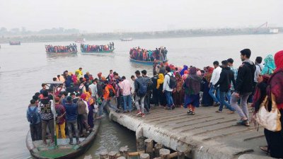ঝুঁকি নিয়ে নদী পার হচ্ছেন যাত্রীরা