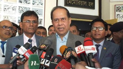সাংবাদিকদের সঙ্গে কথা বলে কাজী হাবিবুল আউয়াল