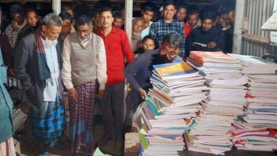 বস্তাভর্তি সরকারি বই আনা হয় বিক্রির জন্য