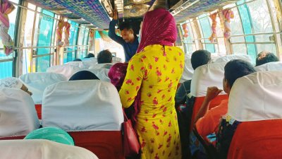 ঢাকা-চট্টগ্রাম মহাসড়কে চলাচলকারী বাসে যাত্রীদের কাছ থেকে চাঁদা তুলছেন এক হিজড়া