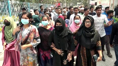 বরিশাল সরকারি বিএম কলেজ ক্যাম্পাসে বিক্ষোভ করেছেন অনার্স চতুর্থ বর্ষের শিক্ষার্থীরা