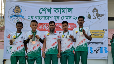 পদকজয়ীদের সঙ্গে মাশরাফি হোসেন মারুফ (বাঁ থেকে দ্বিতীয়)।