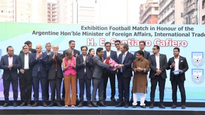 বাফুফে ভবন পরিদর্শন করেছেন আর্জেন্টিনার পররাষ্ট্রমন্ত্রী সান্তিয়াগো কাফিয়েরো