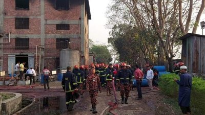 আগুন নিয়ন্ত্রণে এনেছে ফায়ার সার্ভিস