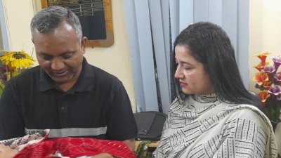 শিশুটিকে এক নিঃসন্তান দম্পতির কাছে দিয়েছেন আদালত