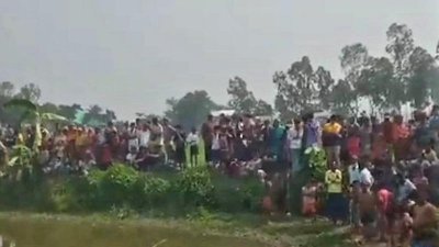 পুকুর পাড়ে মানুষের ভিড়