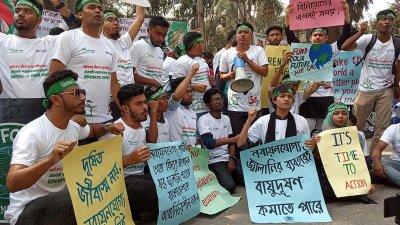 জাতীয় প্রেসক্লাবের সামনে বৈশ্বিক জলবায়ু ধর্মঘট কর্মসূচির অংশ হিসেবে সমাবেশ করেন তরুণরা
