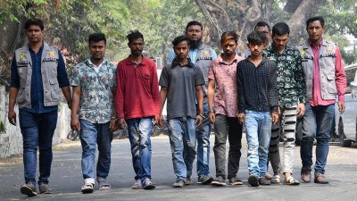 ডিবির হেফাজতে গ্রেফতার ব্যক্তিরা